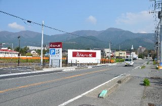 御殿場インター第1出口を下りて箱根・小田原方面へ左折、300m直進すると入口です。